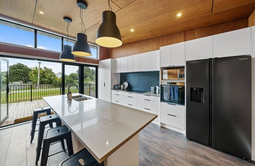 Otaki Beach House | Kapiti Heights - Ōtaki Beach Holiday Home