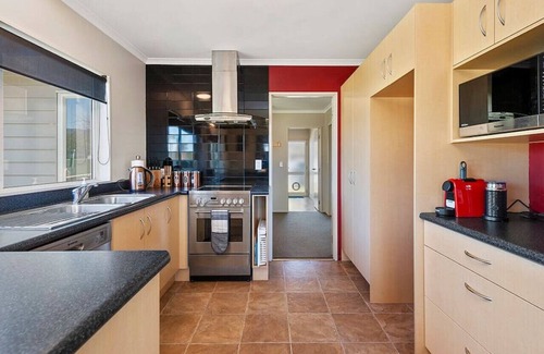 Taupo House | Karamu Retreat - great base for group or family, quiet area, two storey, sunny with outdoor deck.