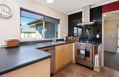 Taupo House | Karamu Retreat - great base for group or family, quiet area, two storey, sunny with outdoor deck.