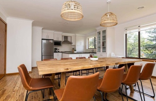 Calare House | Karimi House - Spacious, Sleeps 8, EV Charger