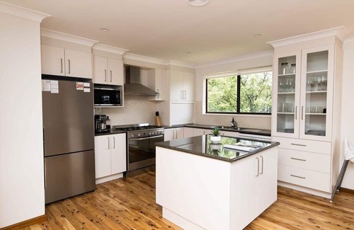 Calare House | Karimi House - Spacious, Sleeps 8, EV Charger