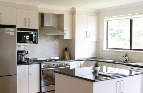Calare House | Karimi House - Spacious, Sleeps 8, EV Charger