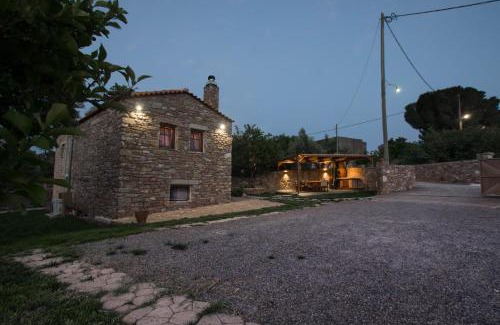 Karvelas Villa | Karyoupolis Lounge Cave House