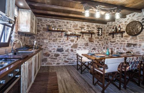 Karvelas Villa | Karyoupolis Lounge Cave House