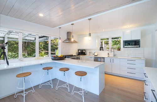 Kawau Island Resort | Kawau Lodge - Kotuku Master Suite plus 3 bedrooms