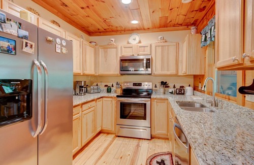 Vilas Cabin | Kaylee's Kabin is a 2BR 2B log cabin located in Valle Crucis. Peaceful, private and pet friendly!