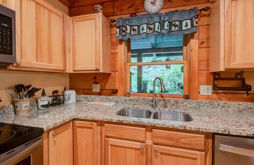 Vilas Cabin | Kaylee's Kabin is a 2BR 2B log cabin located in Valle Crucis. Peaceful, private and pet friendly!