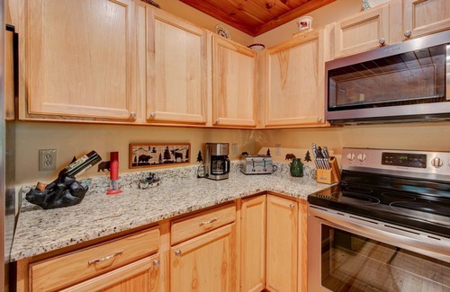 Vilas Cabin | Kaylee's Kabin is a 2BR 2B log cabin located in Valle Crucis. Peaceful, private and pet friendly!