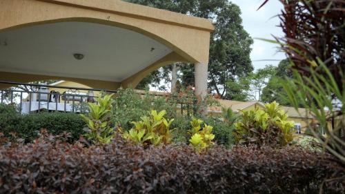 Kampala Bed & Breakfast | Kaz Breeze Gardens