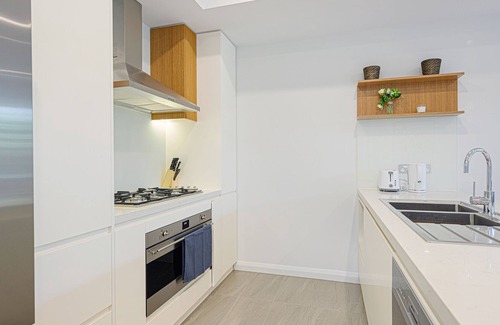 Kellyville Apartment | Kellyville Modern 3 Br Apt wifi & parking