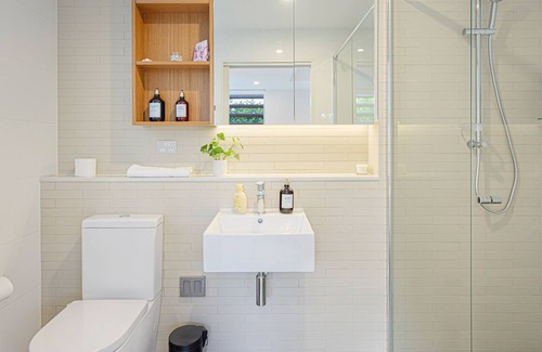 Kellyville Apartment | Kellyville Modern 3 Br Apt wifi & parking