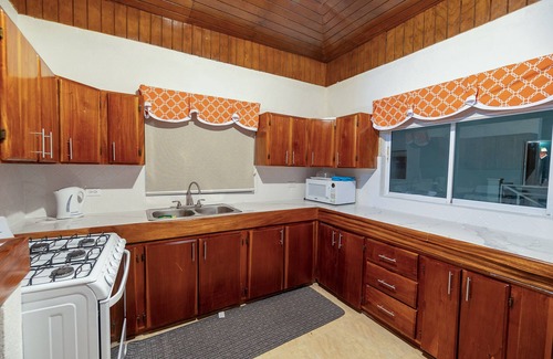 Lances Bay Villa | Kelso Sunset Villa -Cozy Quiet Retreat-Comfortable sleeps 8 n2 King/4 Queen Beds