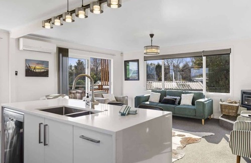 Richmond Heights House | Kensington Gem-Family Getaway