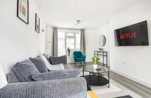Singlewell House | Kent Haven - 3 bed house, Games room and Parking