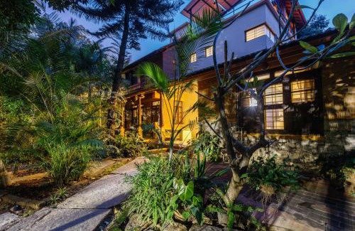 Bengaluru House | Kerala Style Villa by JadeCapsAC4BHKFishpond