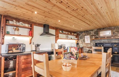 Rogart Cottage | KESTREL COTTAGE, pet friendly, character holiday cottage in Rogart