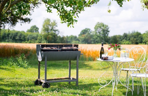 Sudbury Cottage | Kick off your shoes, stare into the fire and relax in rural bliss