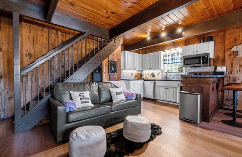 Whispering Forest Cabin | Kids' Choice 5 Star Cabin Near Resorts + Stargazing Decks + A/C + Free Parking
