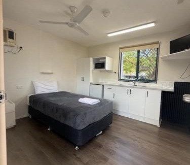 New Auckland Hotel | Kin Kora Village