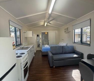 New Auckland Hotel | Kin Kora Village