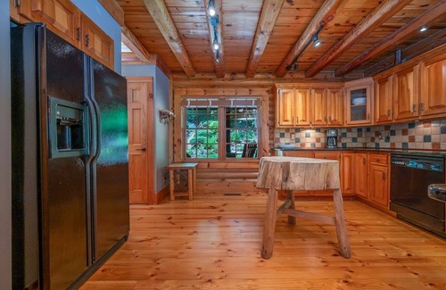 Mill Spring House | Kind Oak Lake House Peaceful Lakeside Cabin with Hot Tub & Private Dock in Mill Springs