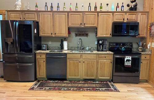 Sautee Nacoochee Cabin | KING, 10 STAR CABIN, HOT TUB, POOLTABLE, DOGS OK, 4 TVs, WIFI, DECK, GRILL