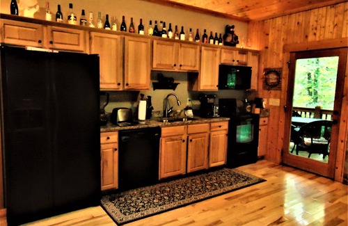 Sautee Nacoochee Cabin | KING, 10 STAR CABIN, HOT TUB, POOLTABLE, DOGS OK, 4 TVs, WIFI, DECK, GRILL