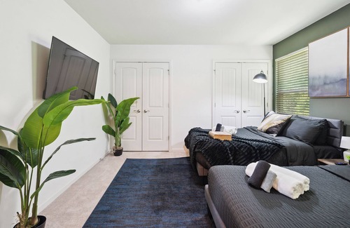 Southwest Raleigh House | King 3BR Townhouse Mins to Cary NC State