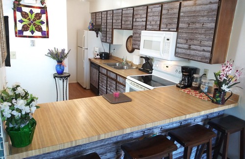 Lawrence House | *King adjustable bed, massage chair, one level near KU, affordable luxury