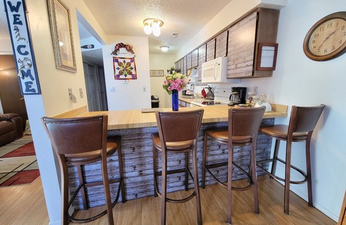 Lawrence House | *King adjustable bed, massage chair, one level near KU, affordable luxury