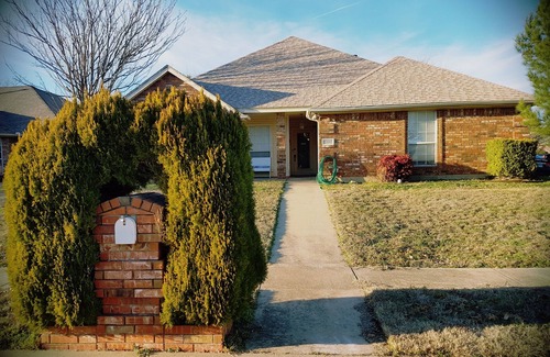 Saginaw House | King bed 4 bedroom house