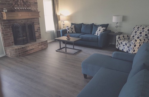 Saginaw House | King bed 4 bedroom house