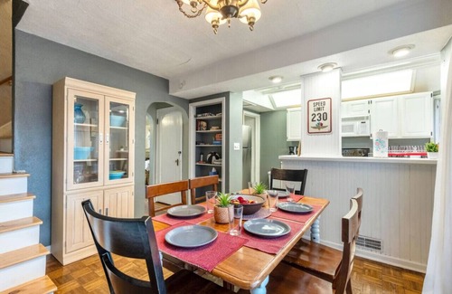 Meridian-Kessler House | *King Bed*Broad Ripple*Near Downtown*Bonfire*Patio