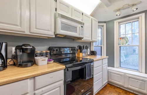 Meridian-Kessler House | *King Bed*Broad Ripple*Near Downtown*Bonfire*Patio