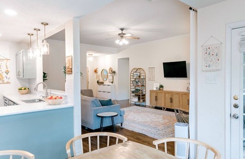 Southern Plantation House | King Bed, Clean and cozy 4/2, Aggie Football, Graduation, Santas Wonderland!
