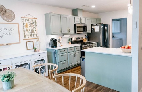 Southern Plantation House | King Bed, Clean and cozy 4/2, Aggie Football, Graduation, Santas Wonderland!