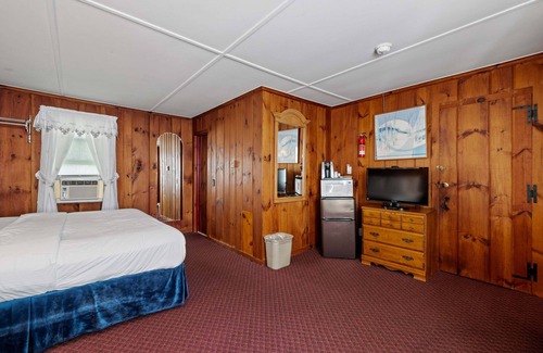 Littleton Hotel | King Bed Comfort Walk to Main Street