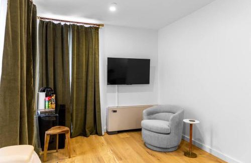 Bangor Apartment | King Bed, DTWN Historic Hotel, Fiber Wifi, 50 in Roku TV, Room # 106