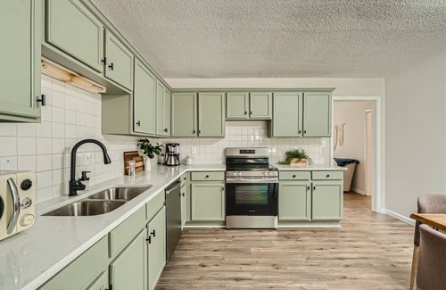 Oak Forest Apartment | King Bed & Fire-pit in Central Charlotte