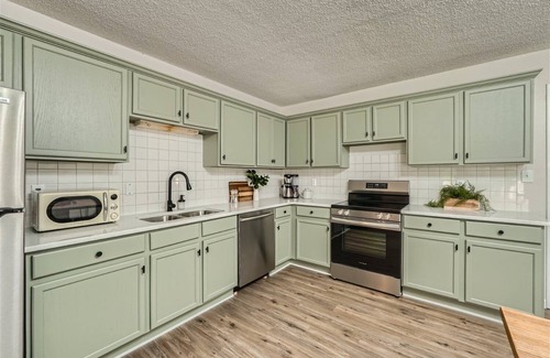 Oak Forest Apartment | King Bed & Fire-pit in Central Charlotte