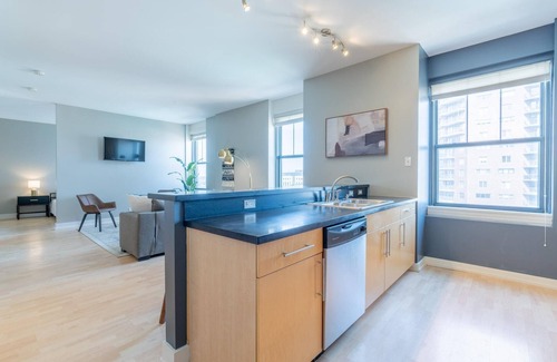 Downtown Des Moines Apartment | King Bed Garage Wifi Skywalk Access More