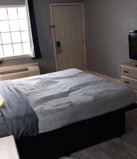 Jackson Apartment | King Bed Hotel Room 216