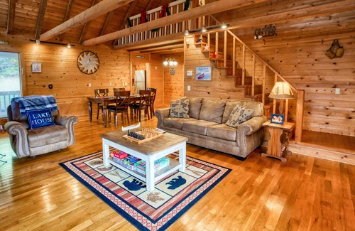 Chatsworth Cabin | KING BED, Minutes to Lake, Pets Welcome, Fire Pit
