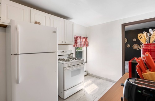 Poughkeepsie House | King Bed | Private Parking | Strong WiFi