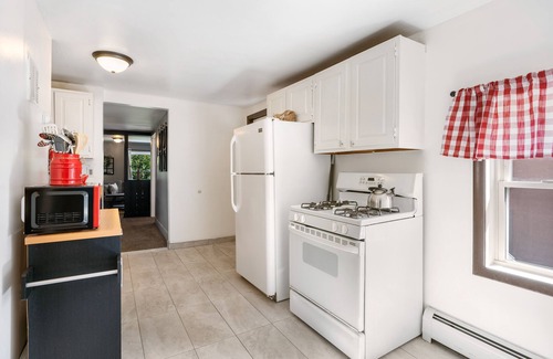 Poughkeepsie House | King Bed | Private Parking | Strong WiFi