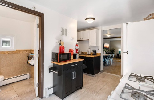 Poughkeepsie House | King Bed | Private Parking | Strong WiFi