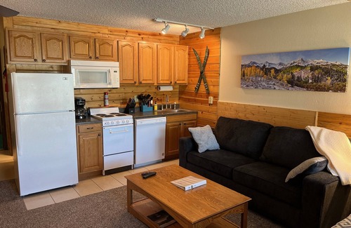 Granby Resort | King Bed Studio- Resort Pool! Hot Tubs! Sleep 4! RMNP! Winterpark! Granby Ranch!