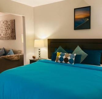Oro-Medonte Apartment | King Bed Suite with Pool and Hot Tub Access