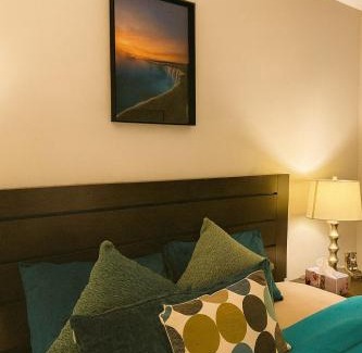 Oro-Medonte Apartment | King Bed Suite with Pool and Hot Tub Access