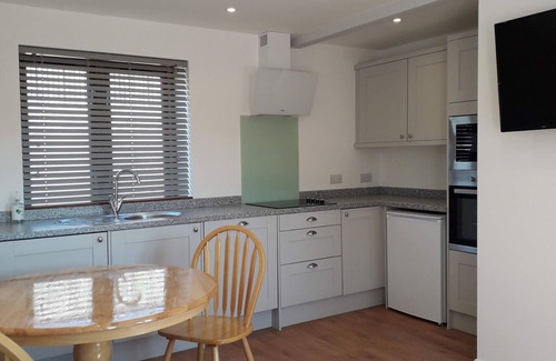 Clyst Saint George Apartment | King bedroom and twin bed room with ensuites